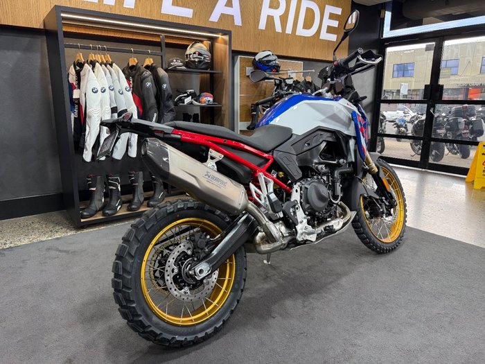 2026 BMW Motorrad F 900 GS ENDURO Racing blue metallic matt / Light white. (14-10)