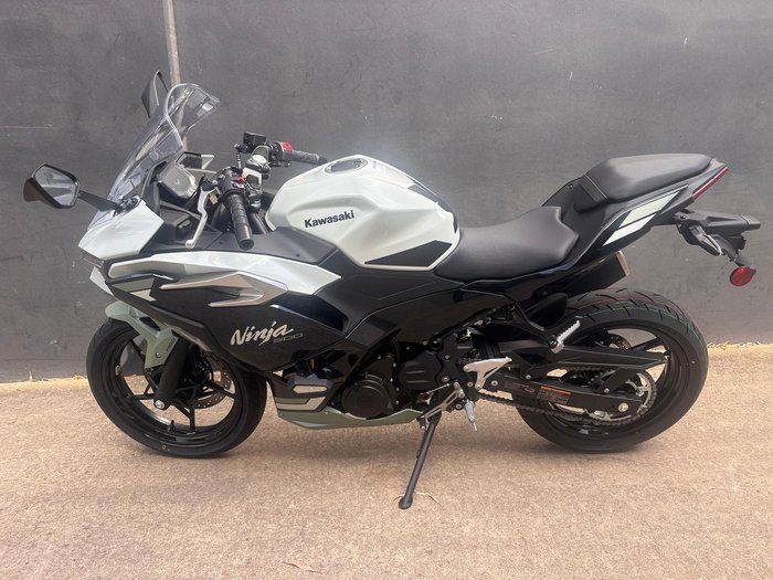 2026 Kawasaki Ninja 500 SE Ninja White