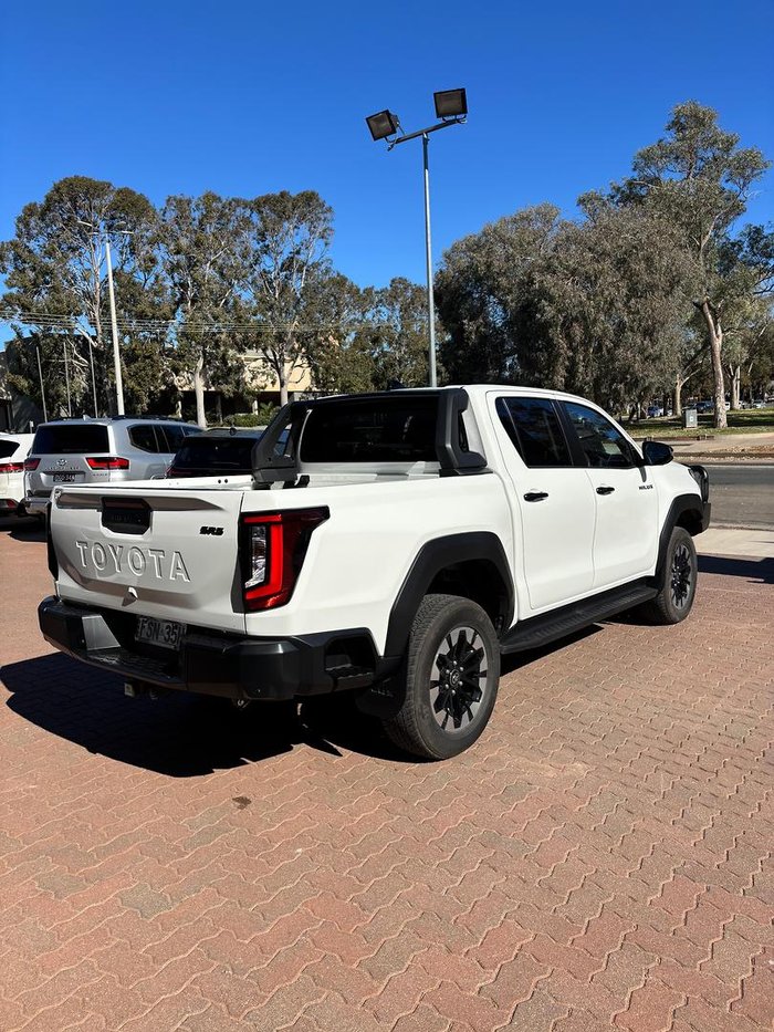 2025 Toyota Hilux SR5 48V