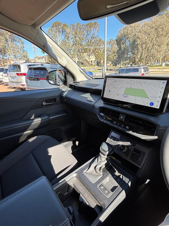 2025 Toyota Hilux SR5 48V