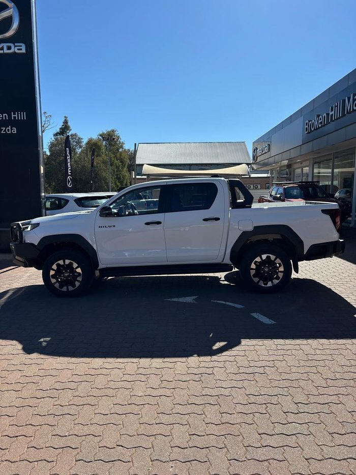 2025 Toyota Hilux SR5 48V