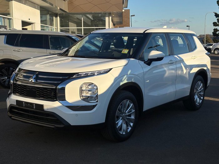 2026 Mitsubishi Outlander ES