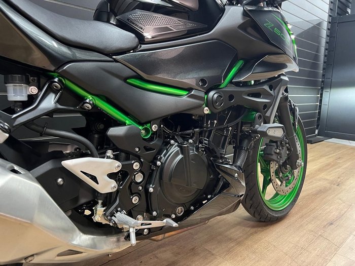 2025 Kawasaki Z500 SE Green