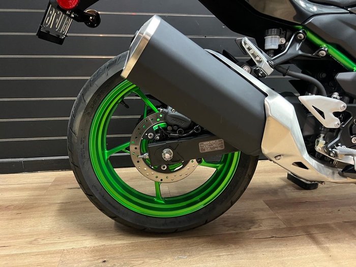 2025 Kawasaki Z500 SE Green