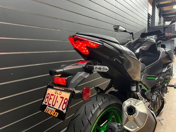2025 Kawasaki Z500 SE Green