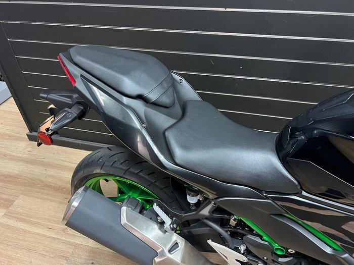 2025 Kawasaki Z500 SE Green