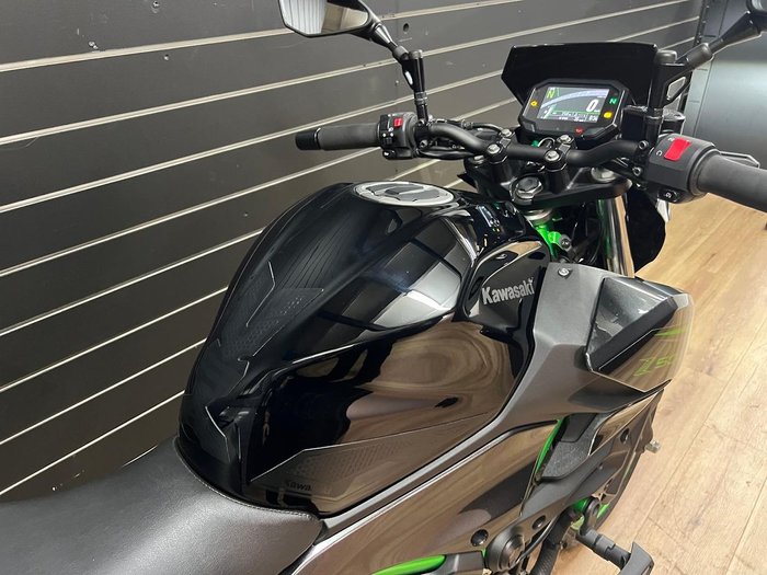2025 Kawasaki Z500 SE Green
