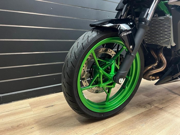 2025 Kawasaki Z500 SE Green