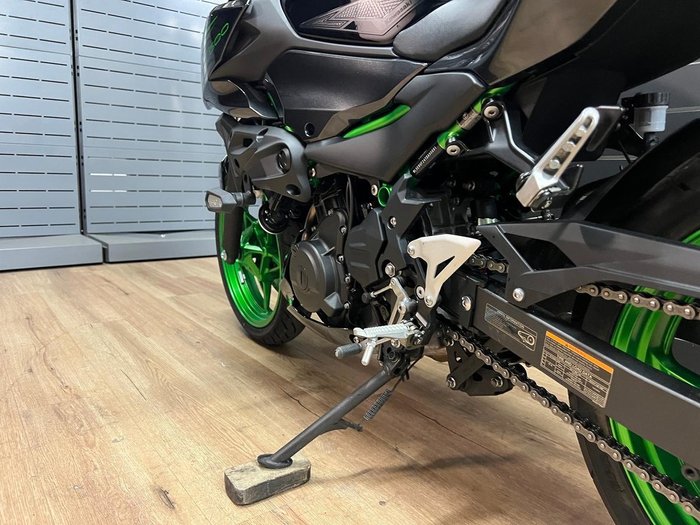 2025 Kawasaki Z500 SE Green