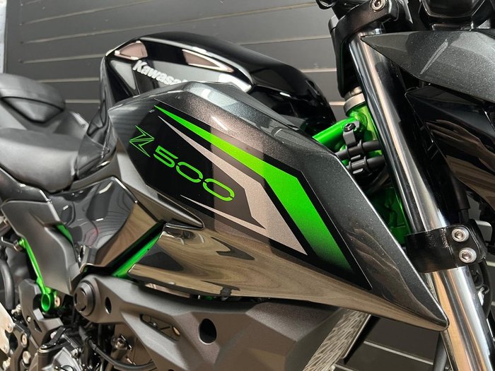 2025 Kawasaki Z500 SE Green