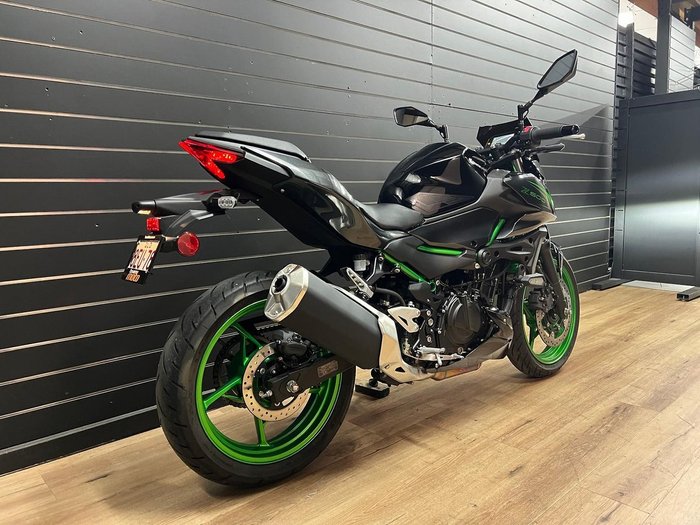 2025 Kawasaki Z500 SE Green