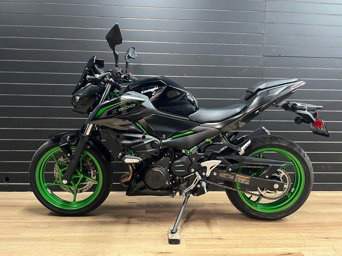2025 Kawasaki Z500 SE Green