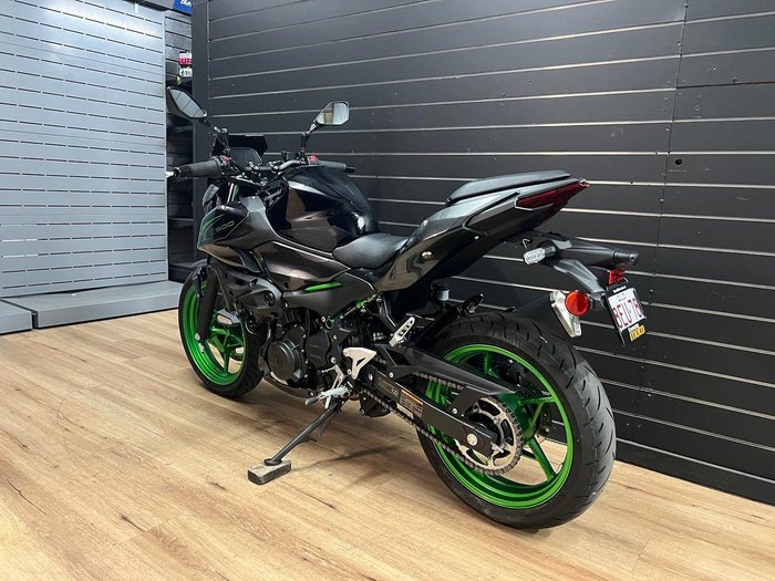 2025 Kawasaki Z500 SE Green