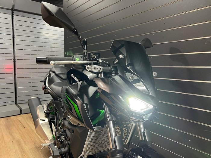 2025 Kawasaki Z500 SE Green