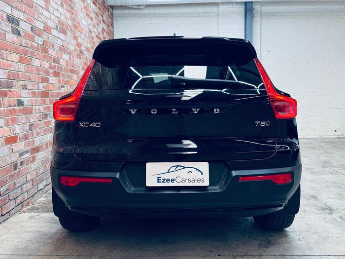2022 Volvo XC40 T5 R-Design