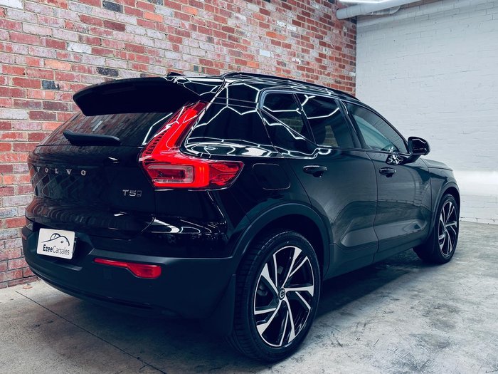 2022 Volvo XC40 T5 R-Design