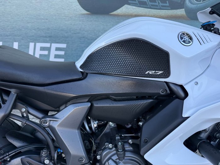 2023 Yamaha YZF-R7LA White