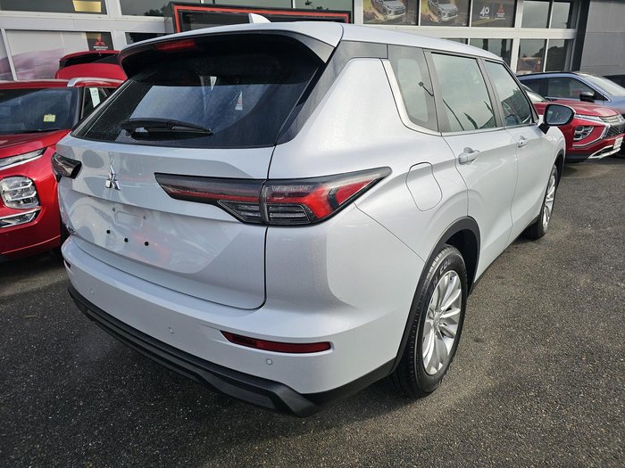2025 Mitsubishi Outlander ES