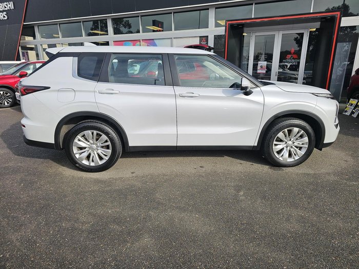 2025 Mitsubishi Outlander ES