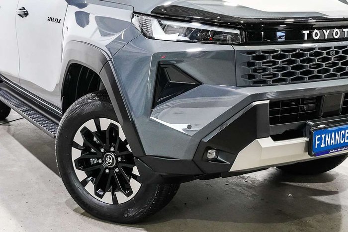 2025 Toyota Hilux SR5