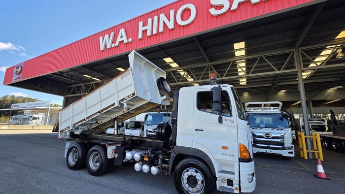 2010 Hino 700 Series FS2844