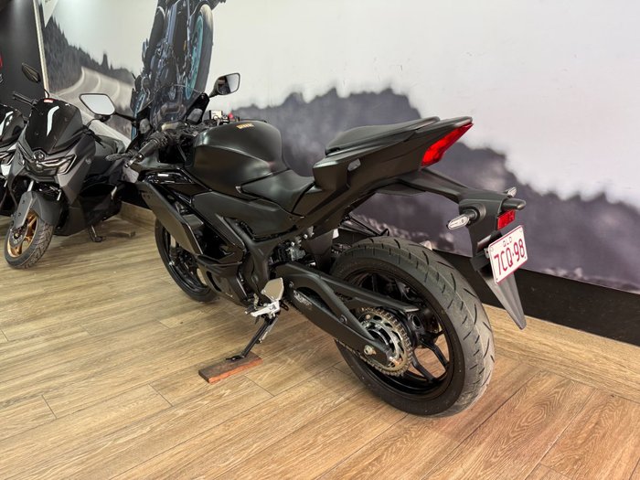 2025 Yamaha YZF-R3 Black