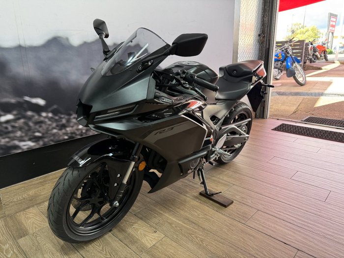 2025 Yamaha YZF-R3 Black