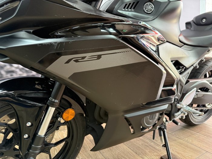 2025 Yamaha YZF-R3 Black