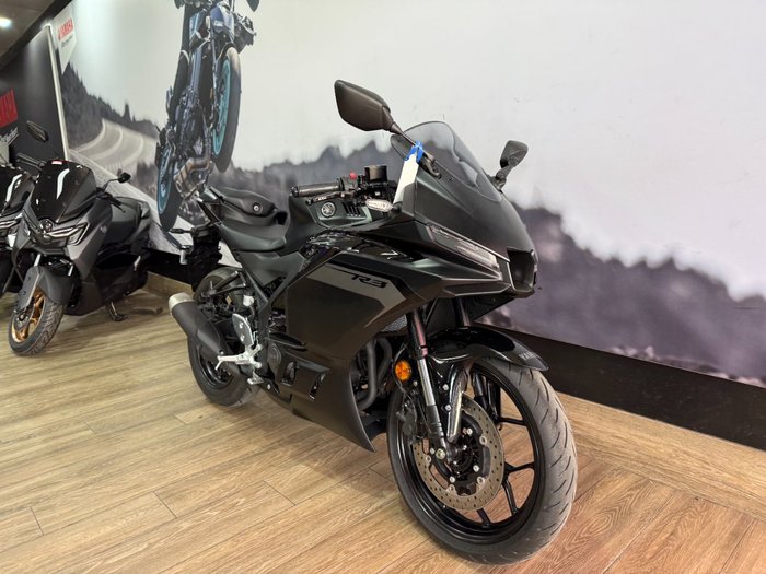 2025 Yamaha YZF-R3 Black