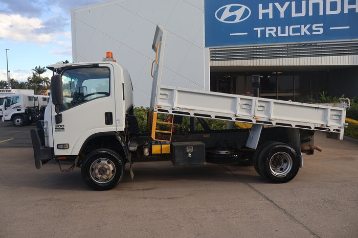 2013 ISUZU NPS 300