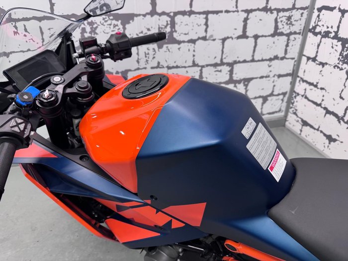 2023 KTM RC 390 RC Orange
