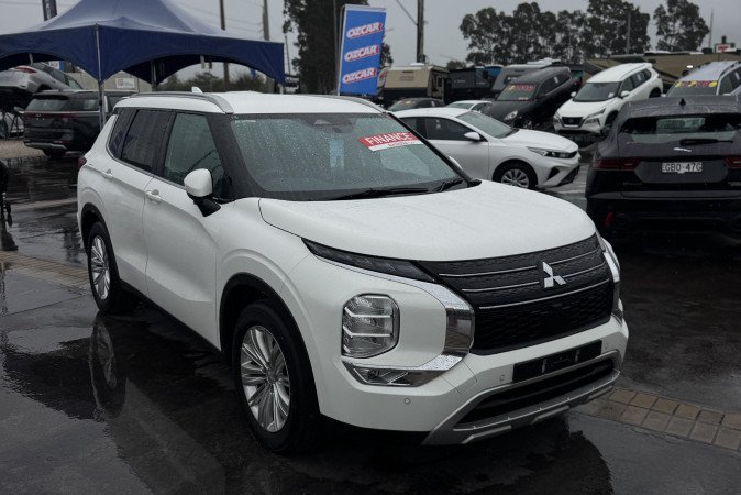 2024 MITSUBISHI OUTLANDER ES 7 SEAT (2WD)
