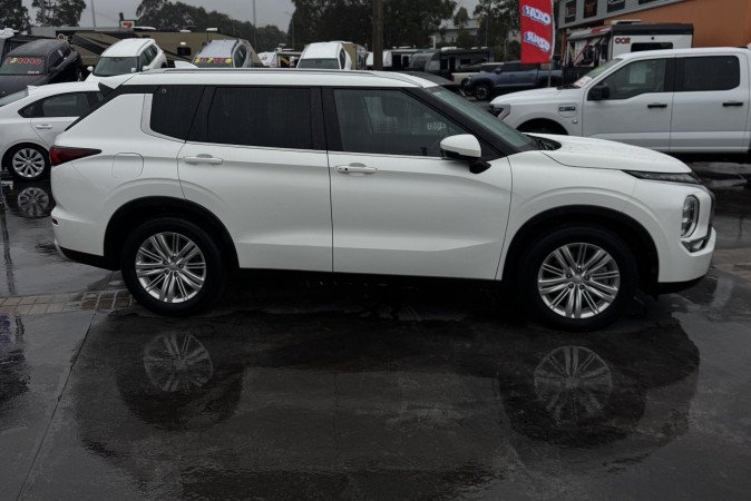 2024 MITSUBISHI OUTLANDER ES 7 SEAT (2WD)