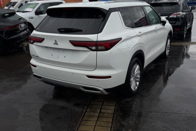 2024 MITSUBISHI OUTLANDER ES 7 SEAT (2WD)
