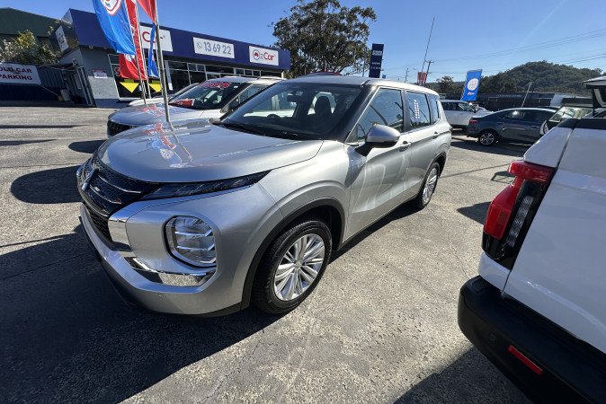 2024 MITSUBISHI OUTLANDER ES 7 SEAT (2WD)