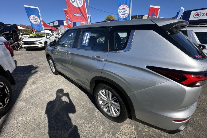 2024 MITSUBISHI OUTLANDER ES 7 SEAT (2WD)
