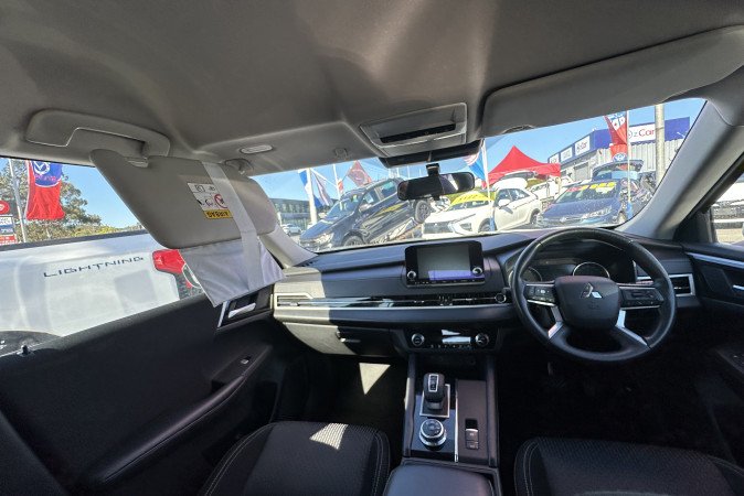 2024 MITSUBISHI OUTLANDER ES 7 SEAT (2WD)