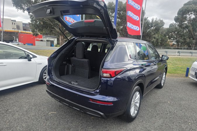 2024 MITSUBISHI OUTLANDER ES 7 SEAT (2WD)