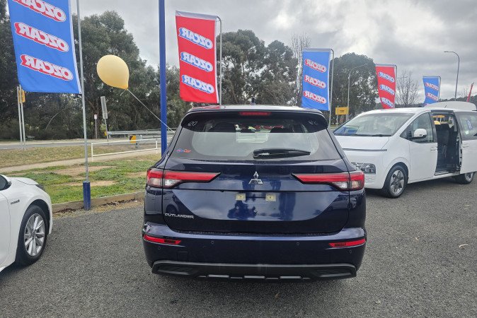 2024 MITSUBISHI OUTLANDER ES 7 SEAT (2WD)