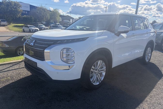 2024 MITSUBISHI OUTLANDER ES 7 SEAT (2WD)