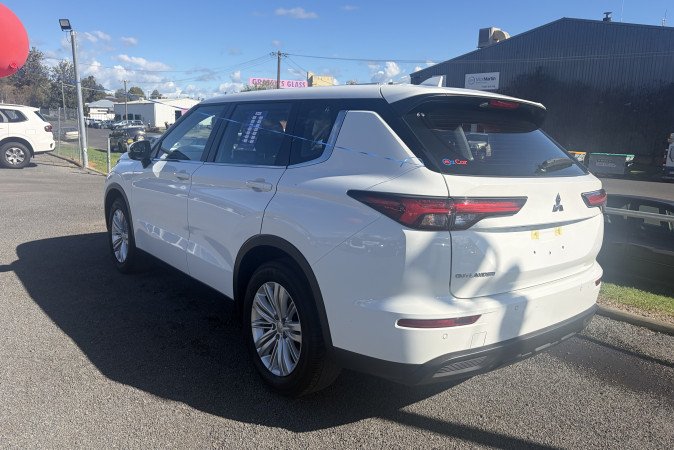 2024 MITSUBISHI OUTLANDER ES 7 SEAT (2WD)