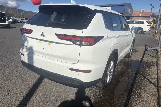 2024 MITSUBISHI OUTLANDER ES 7 SEAT (2WD)