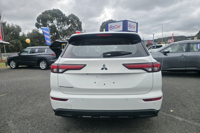2024 MITSUBISHI OUTLANDER ES 7 SEAT (2WD)