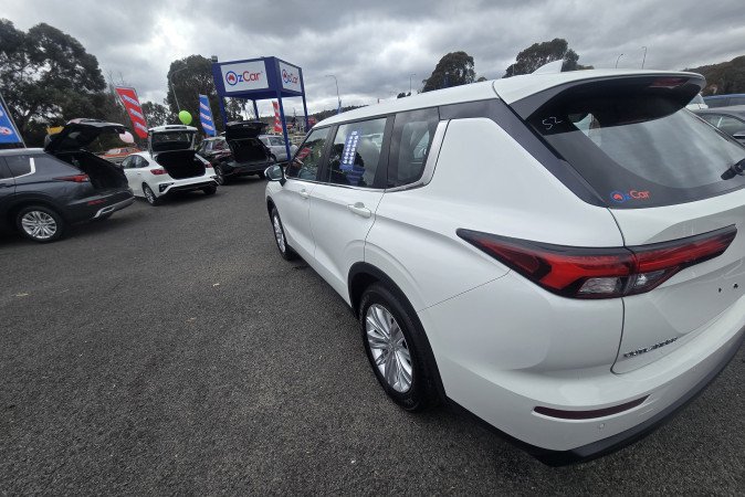 2024 MITSUBISHI OUTLANDER ES 7 SEAT (2WD)