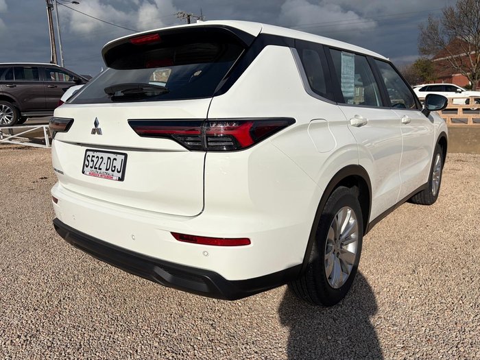 2025 Mitsubishi Outlander ES