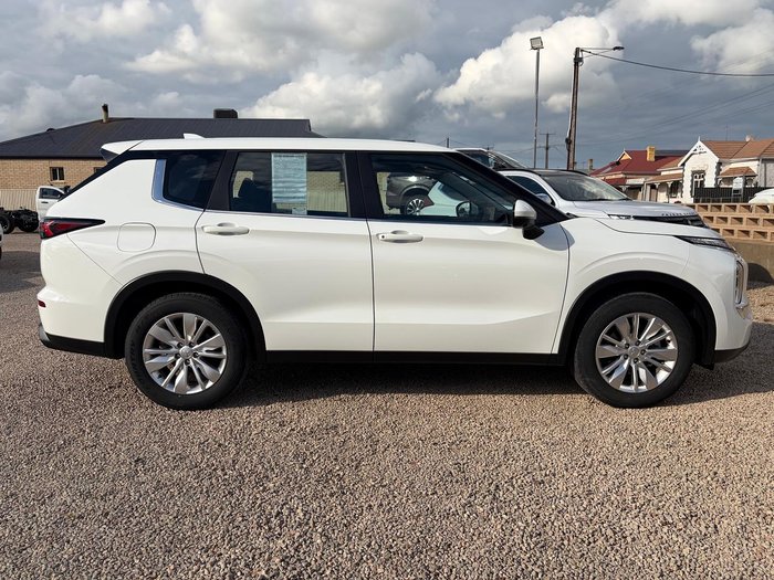 2025 Mitsubishi Outlander ES