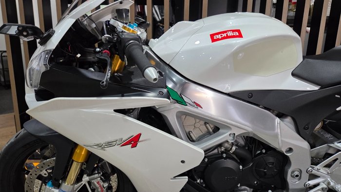 2013 Aprilia RSV4 R WHITE