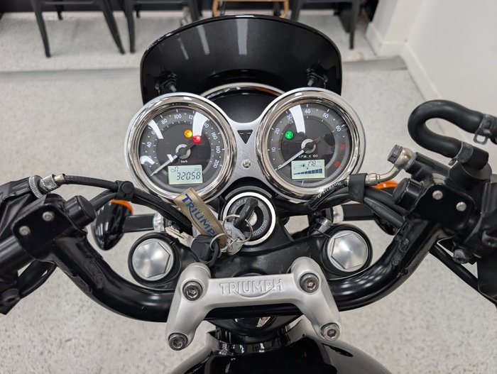 2018 Triumph STREET CUP Black