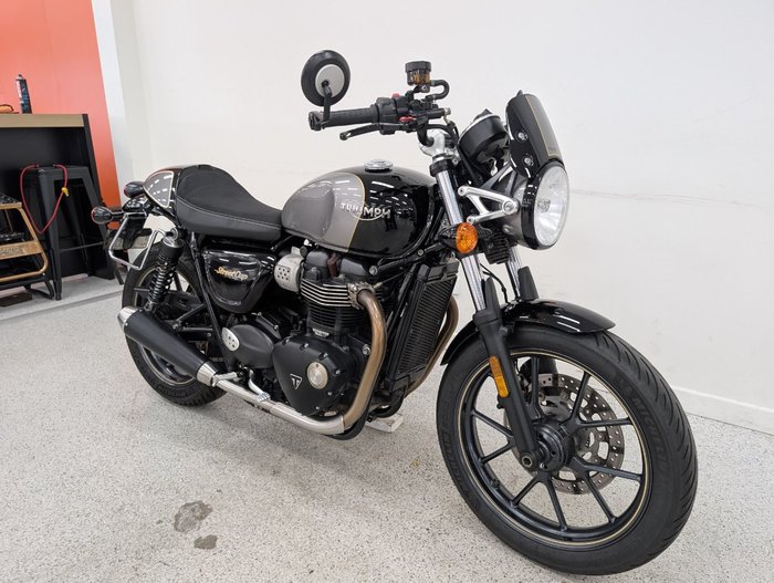 2018 Triumph STREET CUP Black