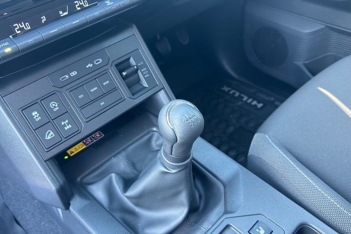 2025 Toyota Hilux SR5